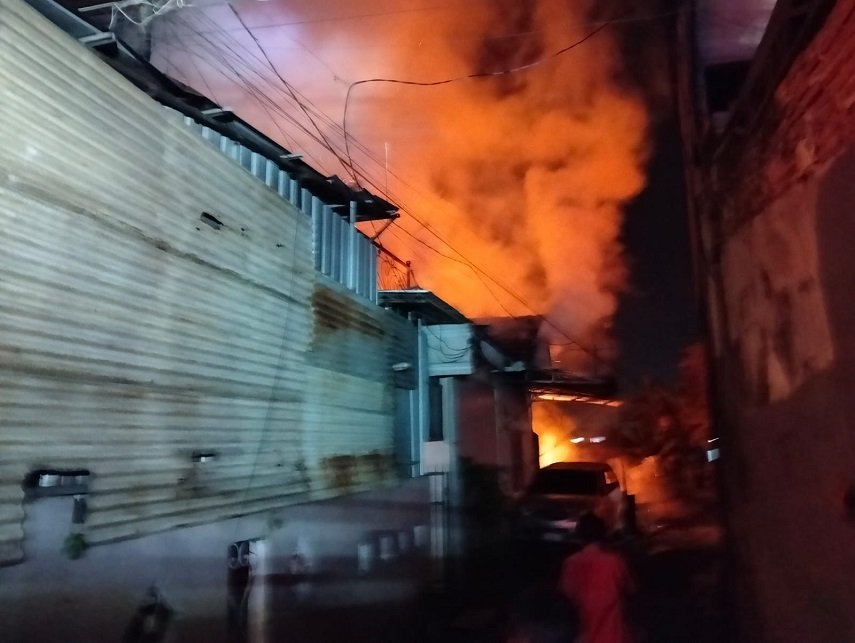 Kebakaran di Panakkukang Lumat 4 Bangunan, 10 Armada Damkar Makassar Dikerahkan