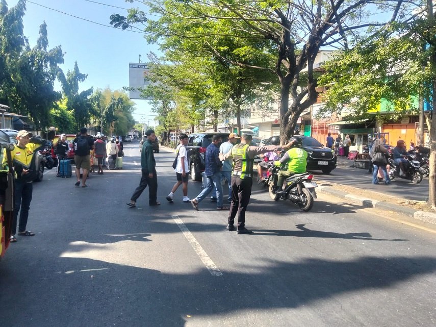 Kapal Sandar, Penumpang Membludak, Satlantas Polres Pelabuhan Makassar Gerak Cepat Atur Arus Lalu Lintas