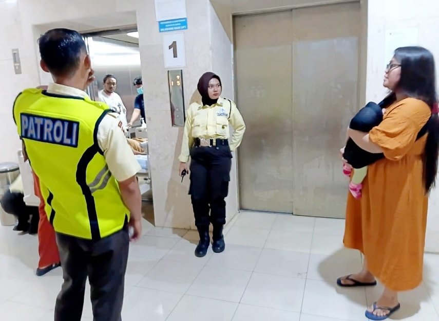 Lolos Penjagaan Lalu Dituduh Menyembunyikan Bayi, IRT Emosional Labrak Petugas Satpam RS Unhas
