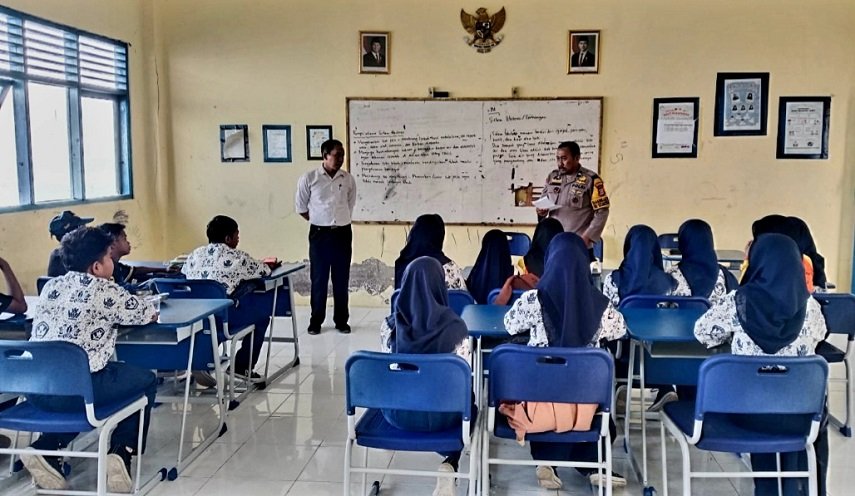 Bentengi Pelajar dari Bahaya Narkoba, Bhabinkamtibmas Pulau Barrang Caddi Sambangi SMP Negeri 39 Makassar