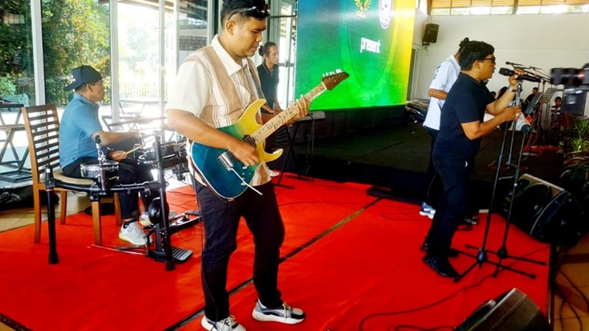 Tampil Bersama AH Band Pinrang, Gubernur Kaltara Tontonkan Kepiawaiannya Menggebuk drum dan Nyanyukan Sebuah Lagu