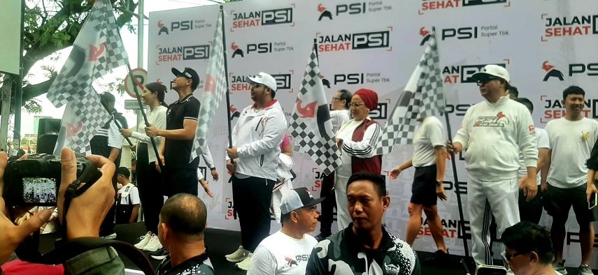 Momen Ikonik di Makassar, Kaesang dan Erina Lepas Jalan Sehat PSI Menuju Demokrasi Sehat
