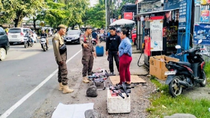 "Mariso Bergerak": Sinergi Penertiban PKL dan Operasi Senyap Satgas Kebersihan di Jalur Protokol