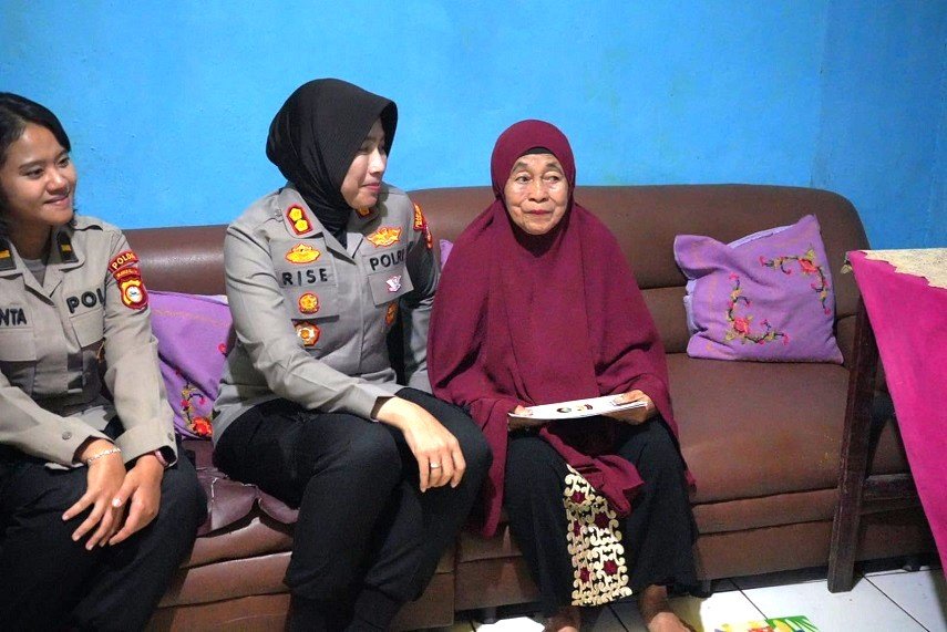 Momentum HUT Bhayangkara ke-80, Polres Pelabuhan Makassar Hadir Berbagi Kepedulian kepada Warakawuri