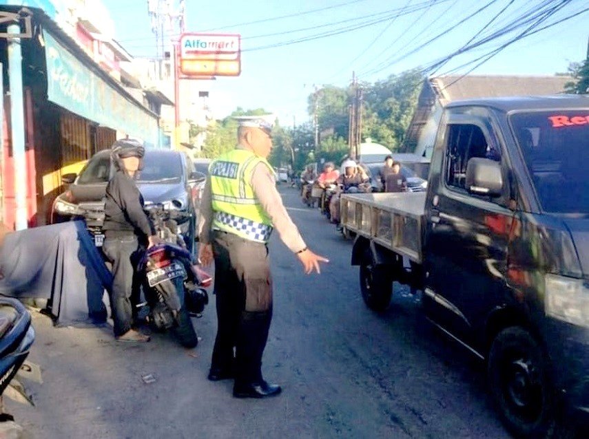 Arus Padat di Kawasan TPI Barukang Terurai, Kehadiran Polisi Lalu Lintas Bikin Pengendara Lebih Nyaman