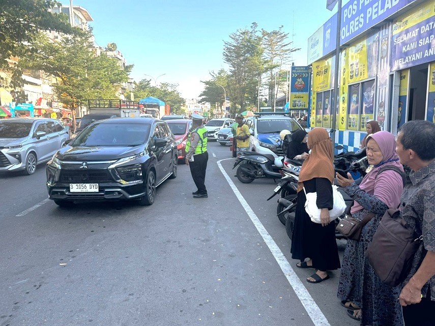 Satlantas Polres Pelabuhan Makassar Sigap Urai Kemacetan Saat Kapal Sandar, Keselamatan Penumpang Jadi Prioritas