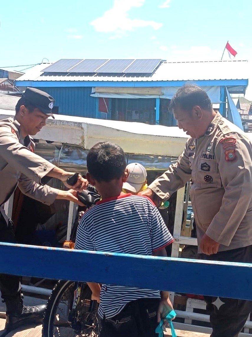 Polisi Hadir di Dermaga Barrang Lompo, Jaga Keamanan hingga Bantu Warga Kesulitan