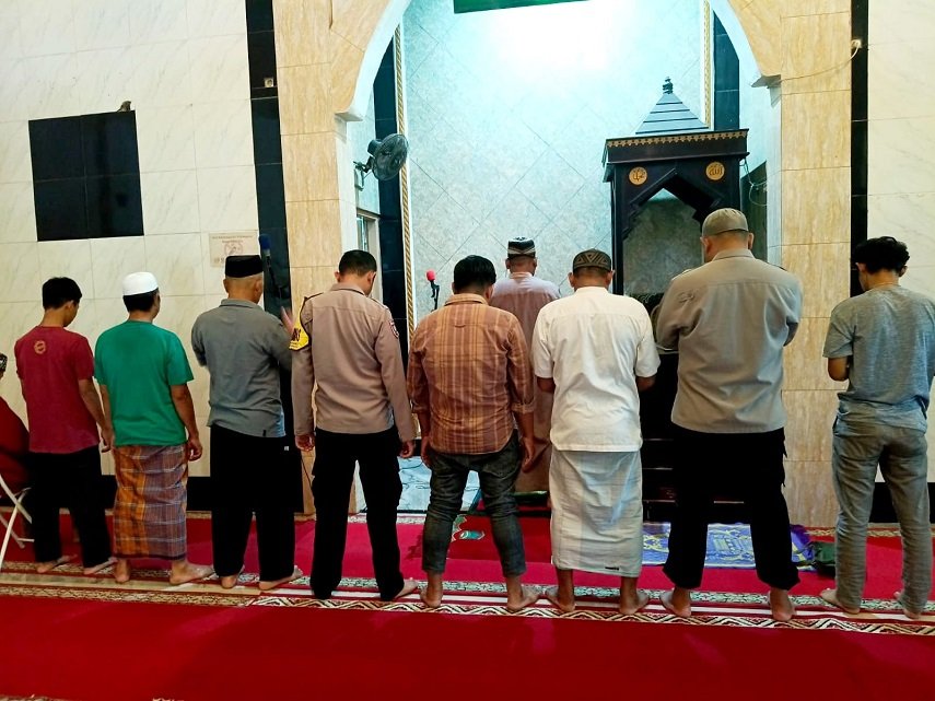 Shalat Lima Waktu Jadi Benteng Diri, Polres Pelabuhan Makassar Ajak Warga Dekatkan Diri kepada Allah