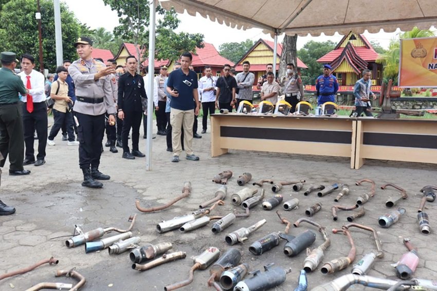 Polres Kolaka Laksanakan Apel Gelar Pasukan Operasi Ketupat Anoa 2025 dan Pemusnahan Barang Bukti Kejahatan