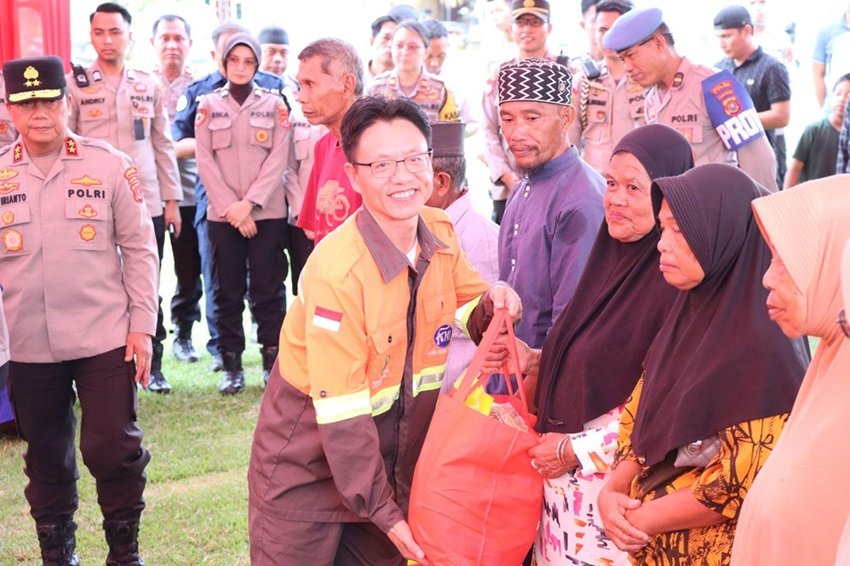 Kerja Sama PT. IPIP, Polres Kolaka Gelar Kegiatan Pasar Murah Bertajuk "Polisi Untuk Masyarakat"