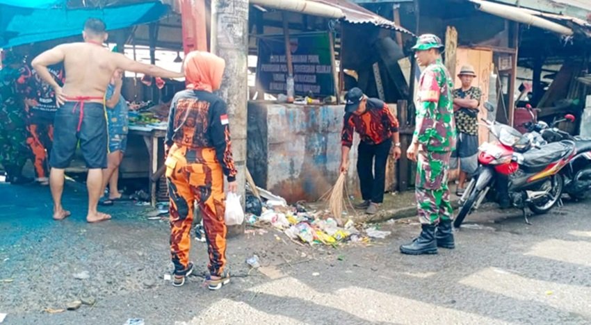 Wujud Kepedulian Lingkungan, Koramil 1408-08/Makassar Pimpin Aksi Bersih Pasar Ablam