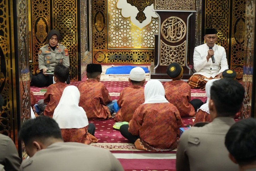 Tunjukkan Kepedulian dan Semangat Berbagi, Polres Pelabuhan Makassar Berikan Santunan Kepada Anak Yatim