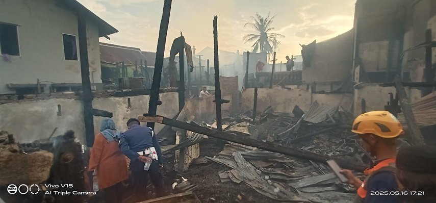 Diduga Disebabkan Arus Pendek Listrik, 8 Rumah Terbakar di Jl Andi Tonro 6