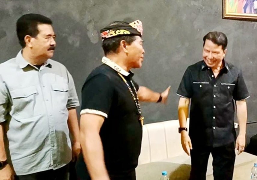 'Siram Air' ke Kepala Ketua DPRD Kaltara, Gubernur Zainal Berikan Surprise Kepada Achmad Djufri di Hari Ulang Tahunnya