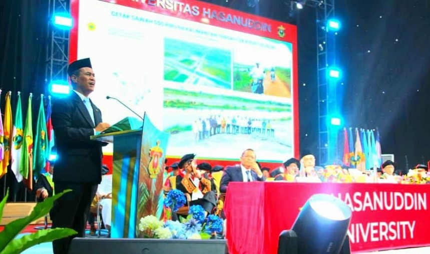 Hadiri Dies Natalis Ke-68 Unhas, Mentan Amran Sampaikan Pesan Khusus Bagi Almamater Tercinta
