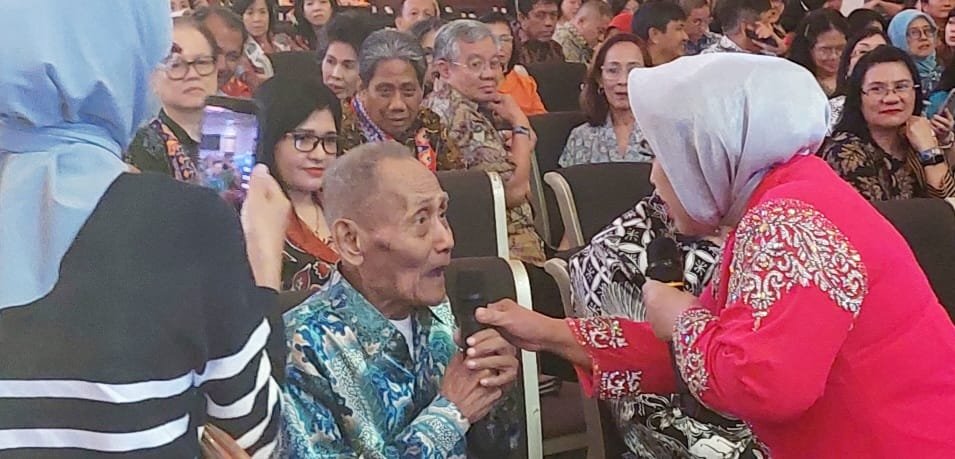 Semarakkan Gala Dinner Reuni Akbar Alumni SMAKARA, Hetty Koes Endang Tampil Enerjik dan Hipnotis Penonton Ikut Bergoyang