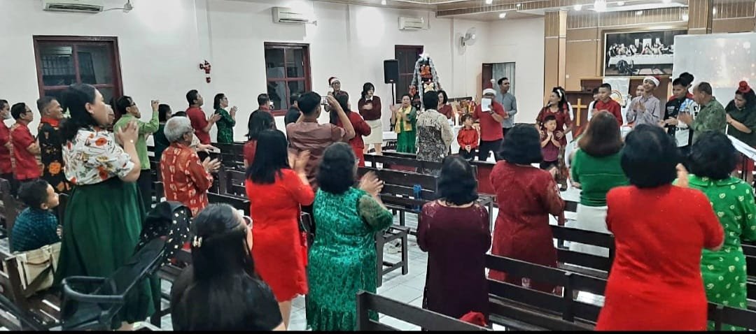 Perayaan Natal Jemaat Sekpel IX GPIB Mangngamaseang, Pdt. Besti Panggabean : Sukacita Natal Bawa Berkat Bagi Kita Semua