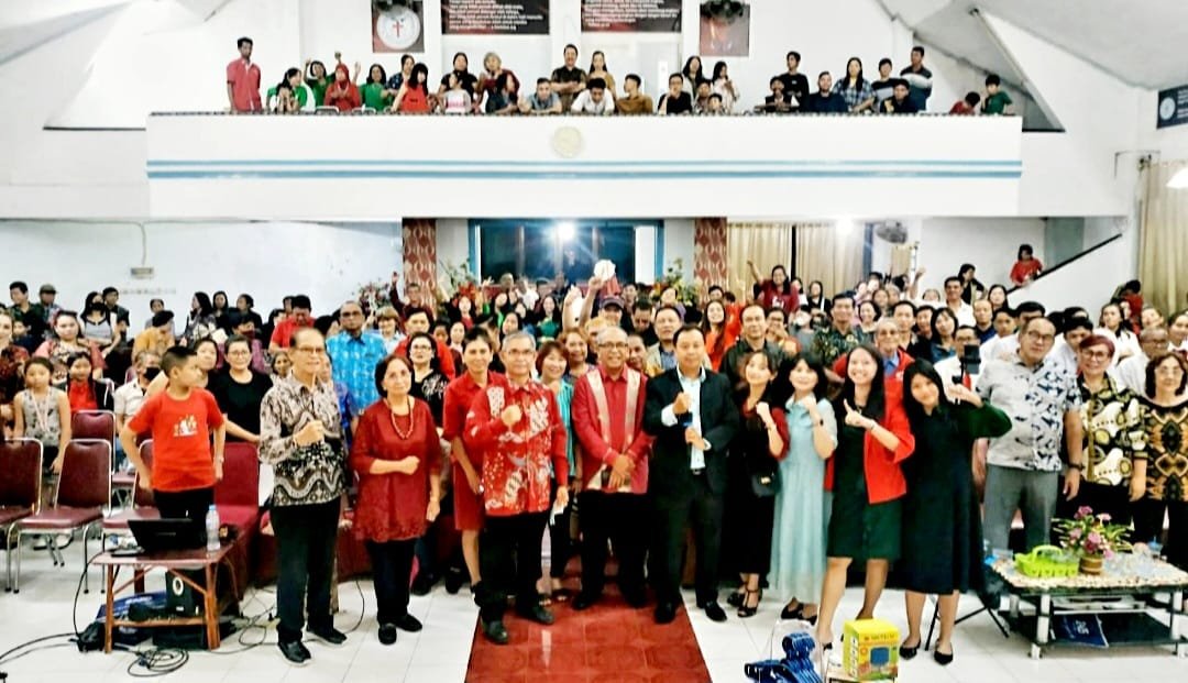 Ratusan Umat Kristiani Sambut Gembira Kehadiran Pastor Andi Simon dan IAS di Perayaan Natal Gesba Pusat Makassar