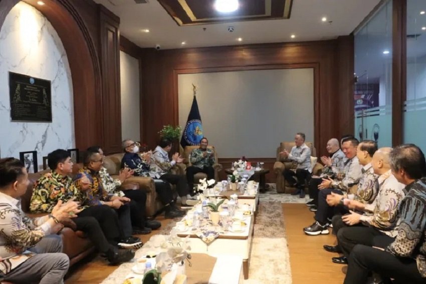 Kepala BNN Komjen Pol. Suyudi Ario Seto dan Ketua Umum PSMTI bersama jajaran baik dari BNN dan PSMTI sedang beramah Tamah membahas persoalan kejahatan narkoba.