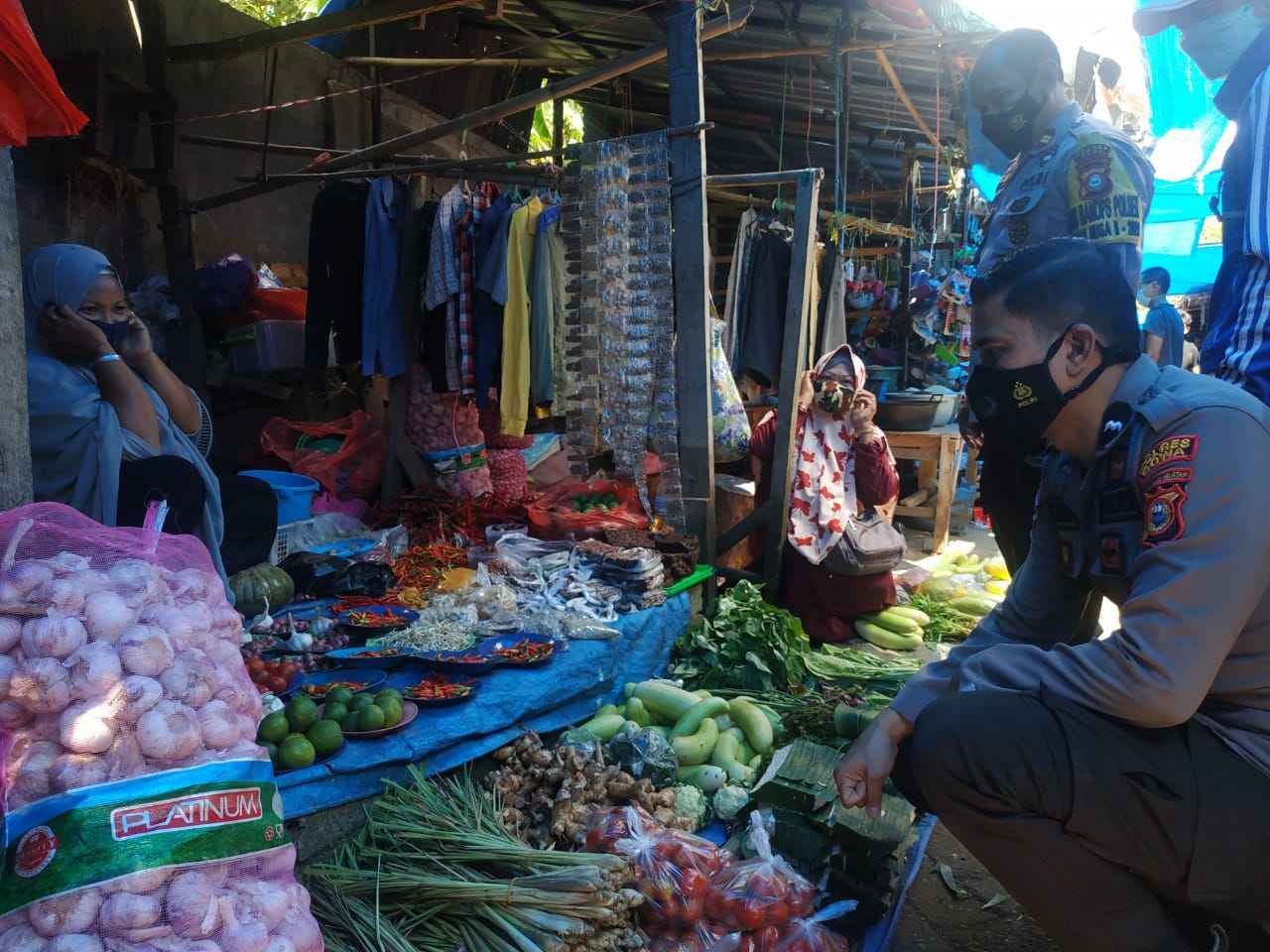 Antisipasi Lonjakan Harga, Bhabinkamtibmas ke Pasar Cek Harga Sembako Antisipasi Lonjakan Harga, Bhabinkamtibmas ke Pasar Cek Harga Sembako
