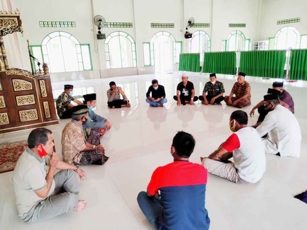 Selesai Shalat Dzuhur Berjama’ah, Bhabinkamtibmas Desa Tangkebajeng Gowa Manfaatkan Bincang Kamtibmas Selesai Shalat Dzuhur Berjama’ah, Bhabinkamtibmas Desa Tangkebajeng Gowa Manfaatkan Bincang Kamtibmas