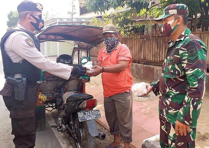 Sambil Bagikan Makanan, Personel TNI-Polri di Gowa Sampaikan Pesan Kamtibmas dan Protokol Kesehatan Kepada Warga