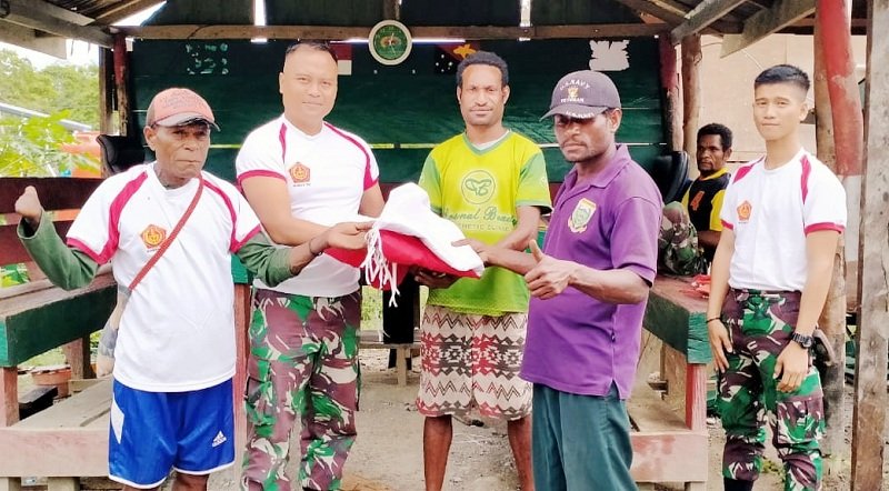 Jelang HUT Kemerdekaan RI, Satgas Pamtas Yonif 312 Kala Hitam Bagikan Bendera Merah Putih di Kampung Kalimao