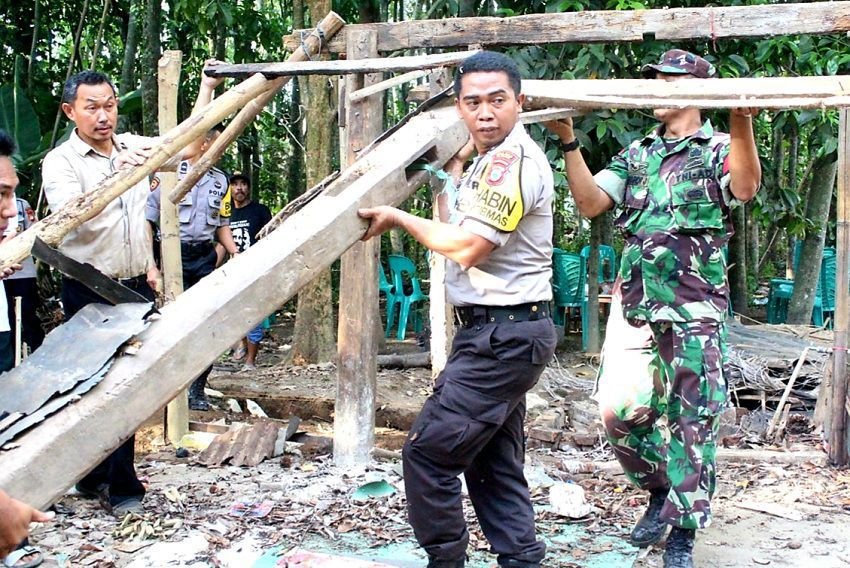 Saling Dukung, Bhabinkamtibmas dan Babinsa di Gowa Benahi Rumah Warga yang Dibedah