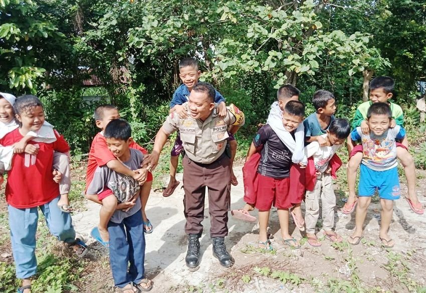 Bhabinkamtibmas Polsek Bontomarannu Jadikan Anak-anak Sebagai Sahabat