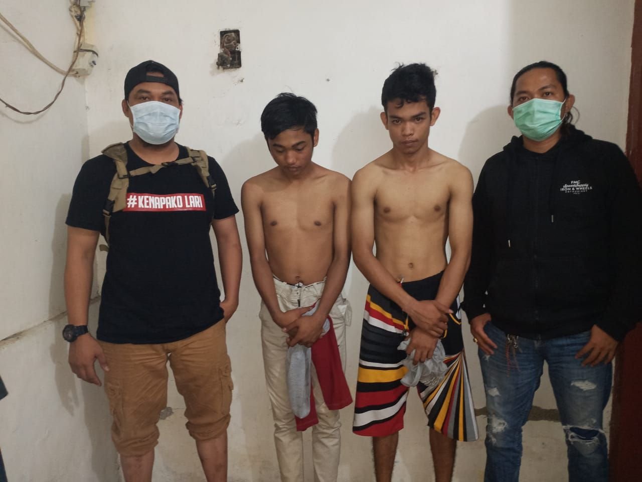 SOROTMAKASSAR.COM - Dua Pelaku Jambret Ditangkap Di Rumahnya