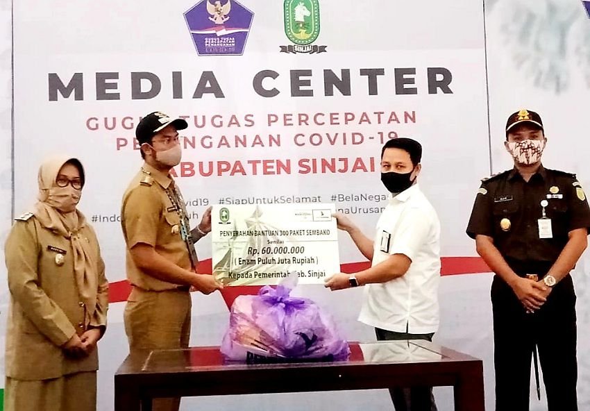 Bank Sulselbar Cabang Sinjai Serahkan Bantuan 300 Paket Sembako Kepada Gugus Tugas Covid-19 Sinjai