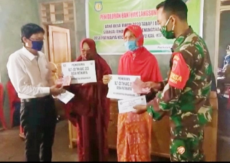 Babinsa Kodim 1415 Selayar Terus Lakukan Pengamanan Penyaluran BLT Kepada Masyarakat