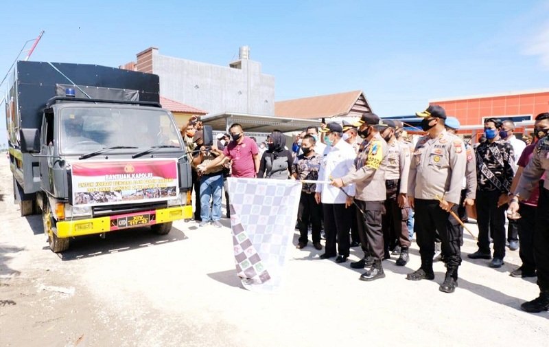 Kapolda Sulsel Lepas 30 Ton Beras Bantuan Kapolri Buat Masyarakat Terdampak Bencana Alam di Kabupaten Luwu Utara