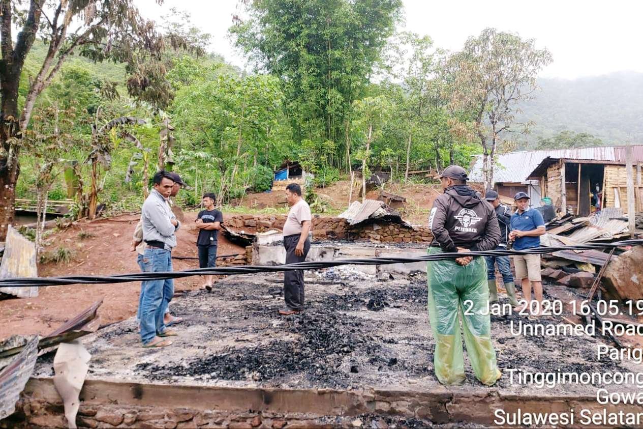 Wakapolsek Tinggimoncong Datangi TKP Kebakaran Rumah di Wilayah Binaannya Wakapolsek Tinggimoncong Datangi TKP Kebakaran Rumah di Wilayah Binaannya