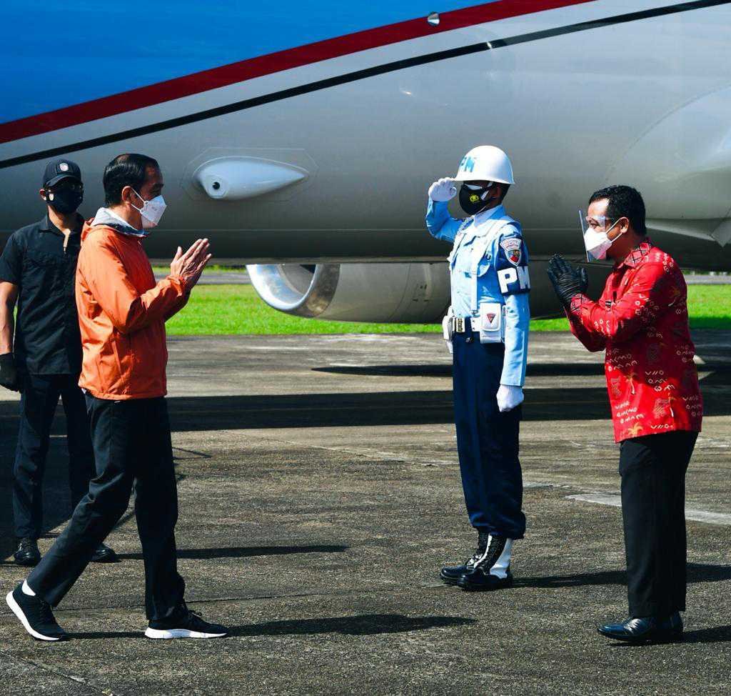 Presiden Jokowi saat dijemput oleh Pelaksana Tugas Gubernur Sulsel, Andi Sudirman Sulaiman di  Pangkalan TNI AU Sultan Hasanuddin (Bandara Galatika TIN-AU), Kabupaten Maros, Kamis (18/3/2021)