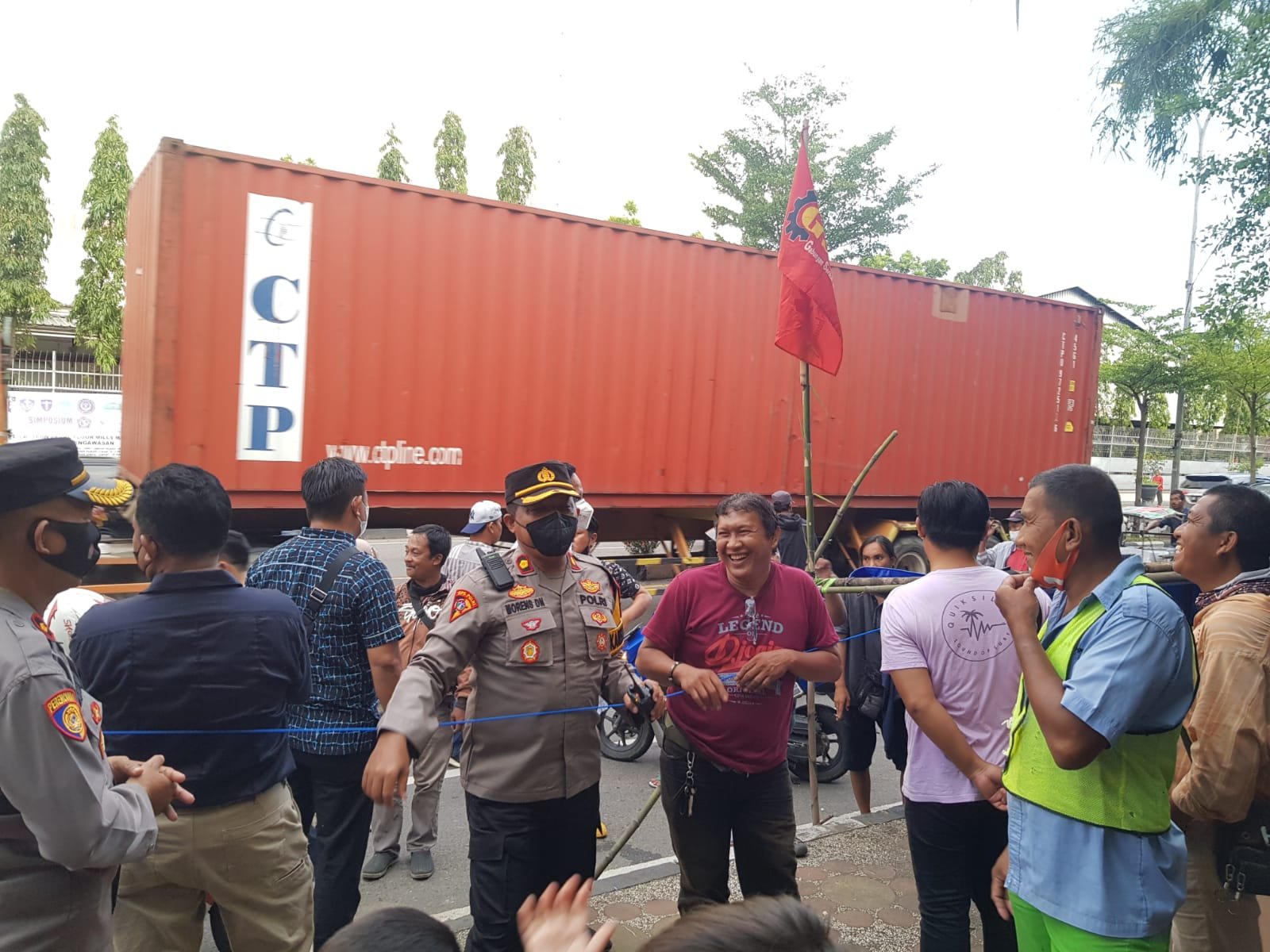 Dengan Humanis, Polres Pelabuhan Makassar Amankan Aksi Unjuk Rasa Buruh