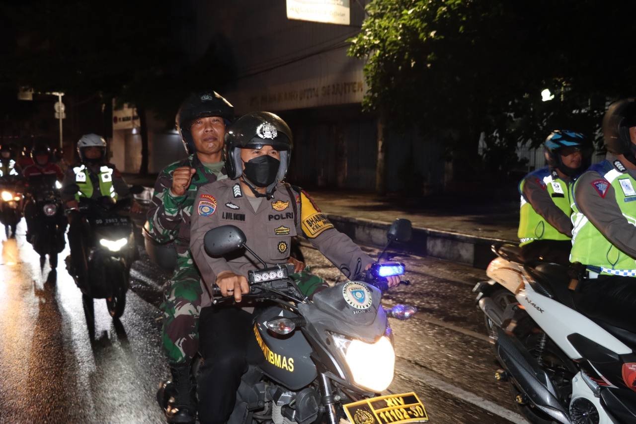 Jaga Harkamtibmas, Polres Pelabuhan Makassar Bersama TNI Lakukan Patroli Malam Minggu