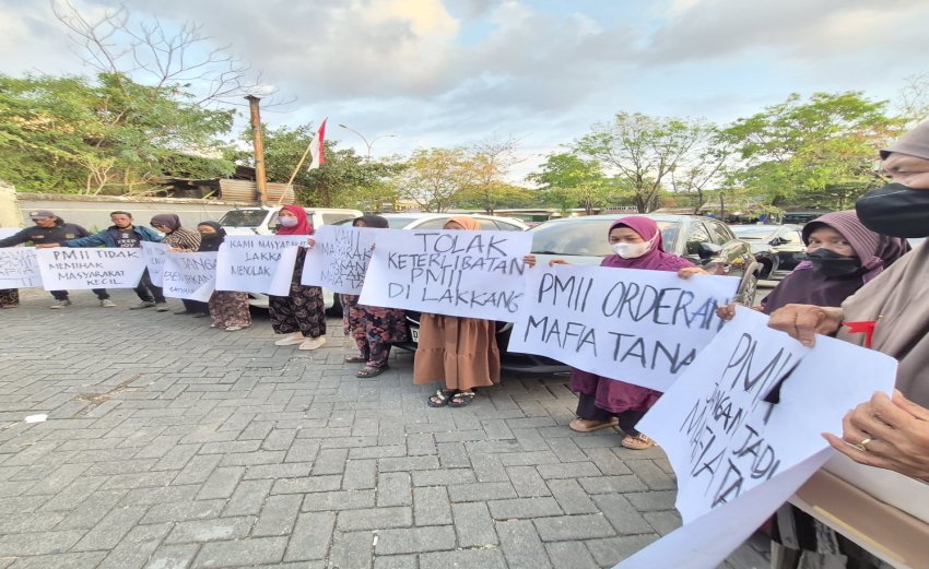 Gugat Mafia Tanah, Ratusan Warga Unjuk Rasa di Depan Gerbang Kampus UMI