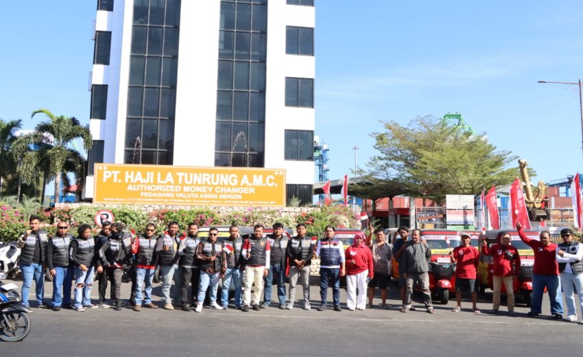 250 Bendera Merah Putih Dibagikan di Jalan Nusantara Makassar, Sat Intelkam Gandeng Komunitas Bajaj Maxim