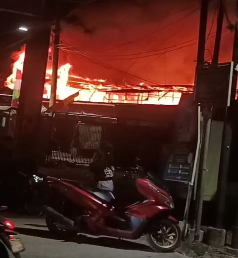 Kebakaran Landa Dua Rumah dan Tempat Penggergajian Kayu di Antang, Damkarmat Makassar Kerahkan 9 Mobil Pemadam