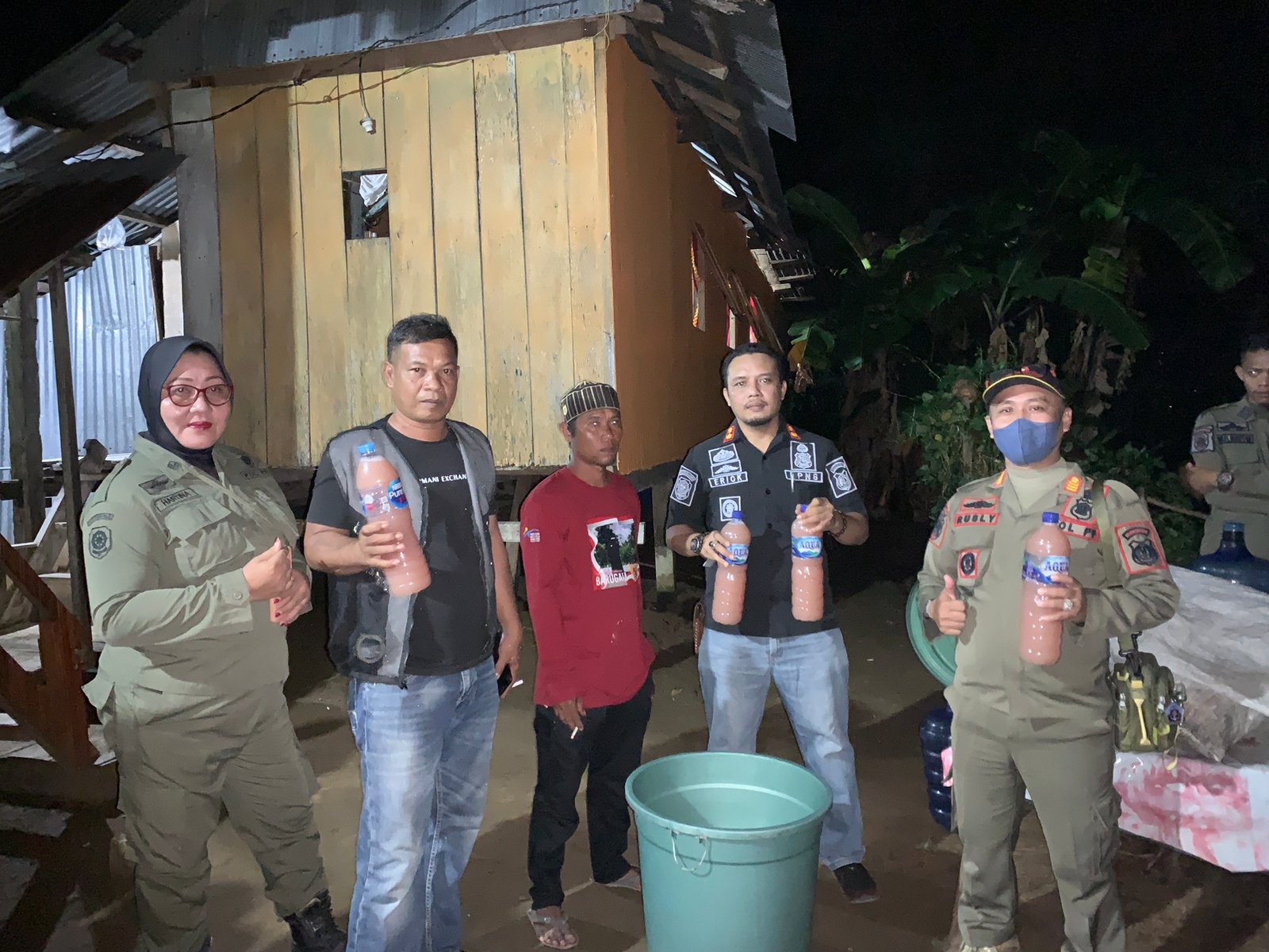 Razia Lokasi Pedagang Miras di Kota Benteng, Satpol PP Amankan 50 Liter Miras Jenis Ballo'