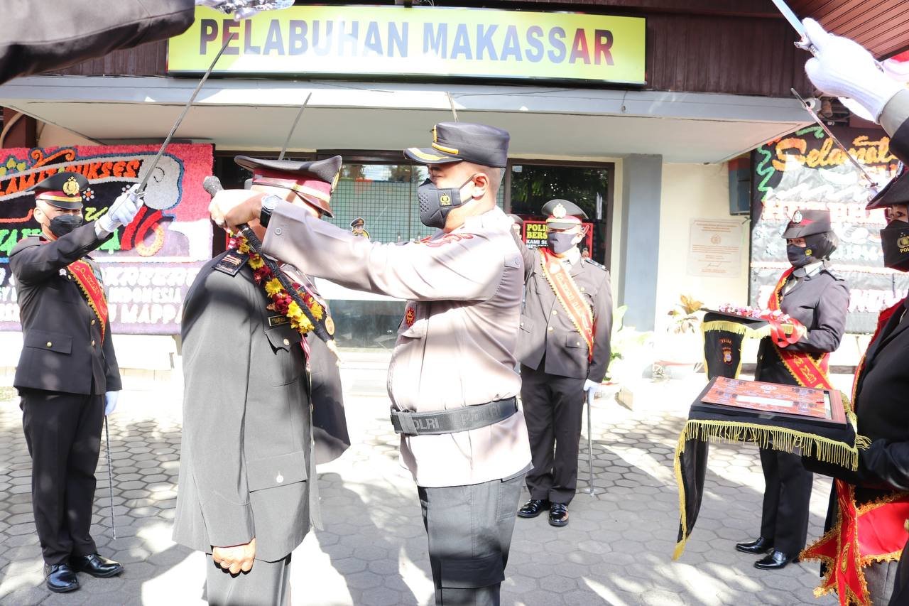Dengan Cara Unik, Polres Pelabuhan Makassar Lepas Personelnya yang Purna Bhakti Polri