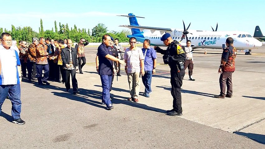 Gunakan Pesawat Khusus, Menpan RB Beserta Rombongan Tiba di Bandara Emmy Saelan