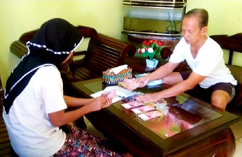 Jelang Idul Fitri, Nasabah Bank Sampah Mendapat Berkah dari Tabungan Sampahnya
