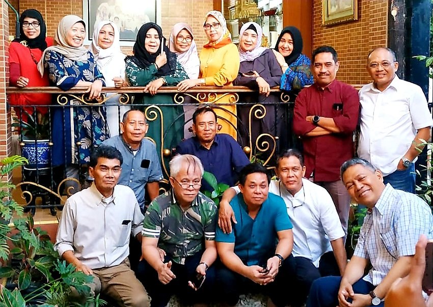 Puluhan Alumni Kelas IPA9-10 SMANSA 82 Hadiri Halal Bi Halal di Kediaman Prof Gagaring