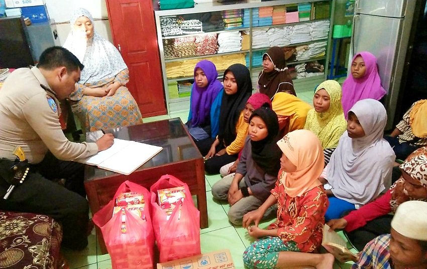 Peduli Anak Yatim, Bhabinkamtibmas Polsek Parangloe Gowa Sambangi Panti Asuhan