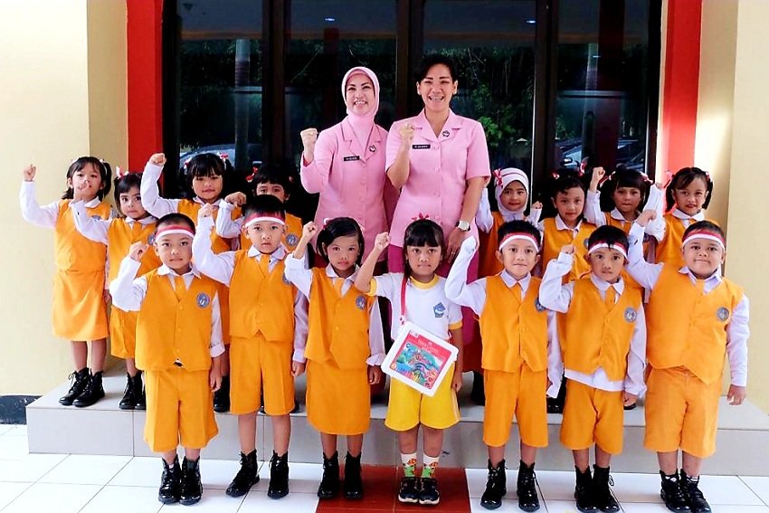 Ketua Pengurus YKB Gowa Turun Langsung Beri Support ke Murid TK Kemala Bhayangkari Gowa