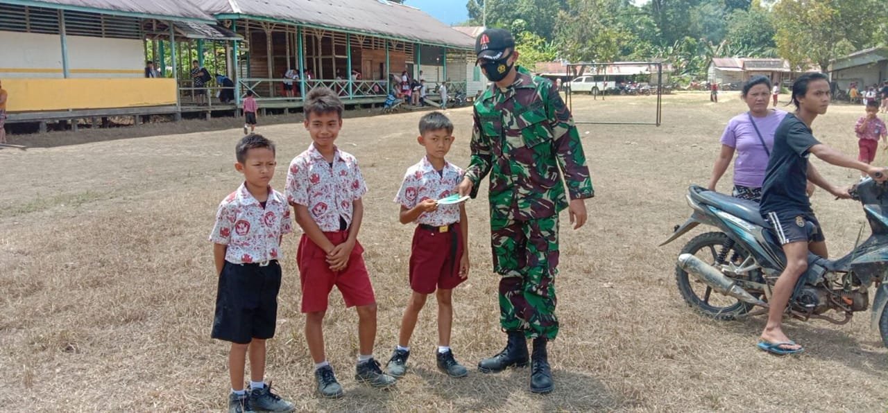 Sinergitas Anggota Satgas Yonif 144/JY Bersama Polri Bagikan Masker di Perbatasan