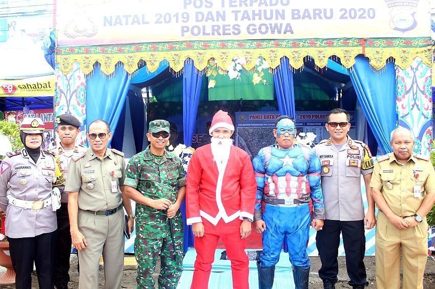 Di Pos Penjagaan Operasi Lilin 2019, Personil Polres Gowa Kenakan Kostum Sinterklas dan Captain Amerika