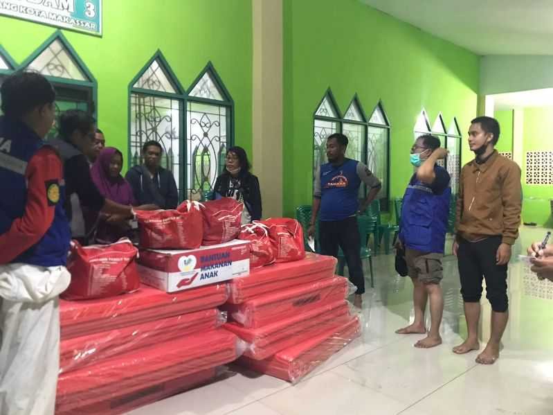 Dinsos-BPBD Sulsel Salurkan Bantuan Korban Banjir di Katimbang dan Manggala